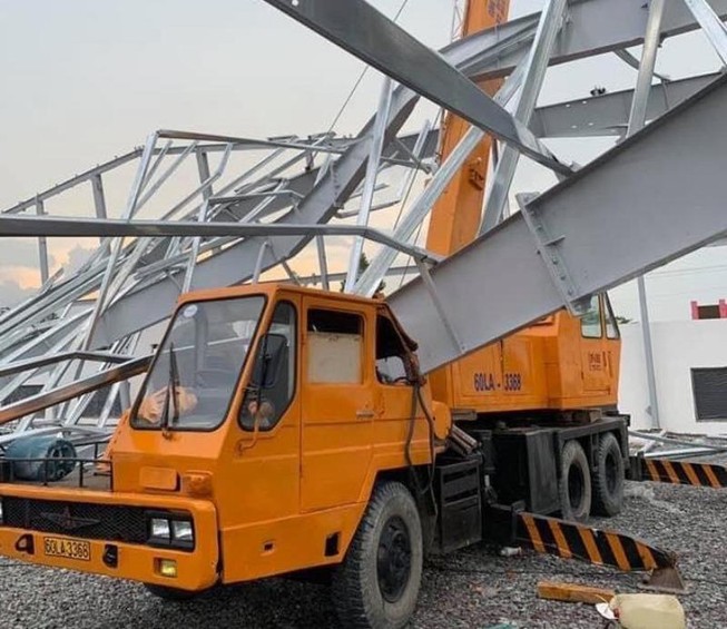 Bình Dương: Nhà xưởng bằng thép đổ sập, 4 người thương vong
