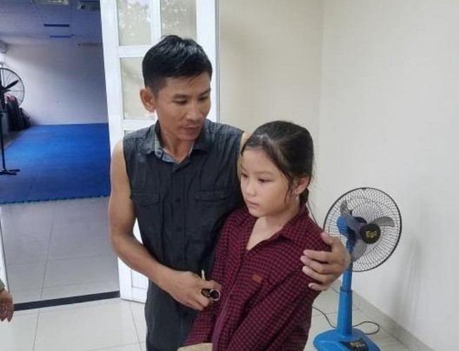 2 cha con trú mưa trong ống cống thoát chết trong gang tấc