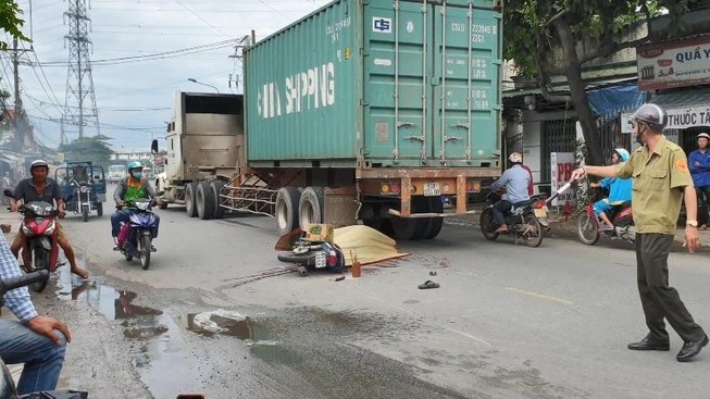 Container cán chết hai người đi xe máy tại Bình Dương