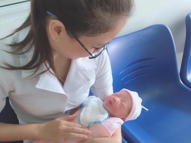 Thương tâm: Bé trai sơ sinh gào khóc trong bụi hoa giấy