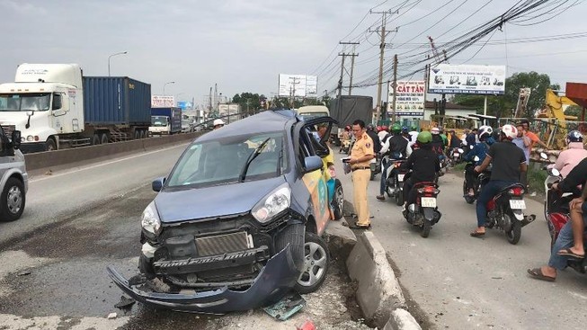 Tai nạn liên hoàn nhiều người may mắn thoát chết