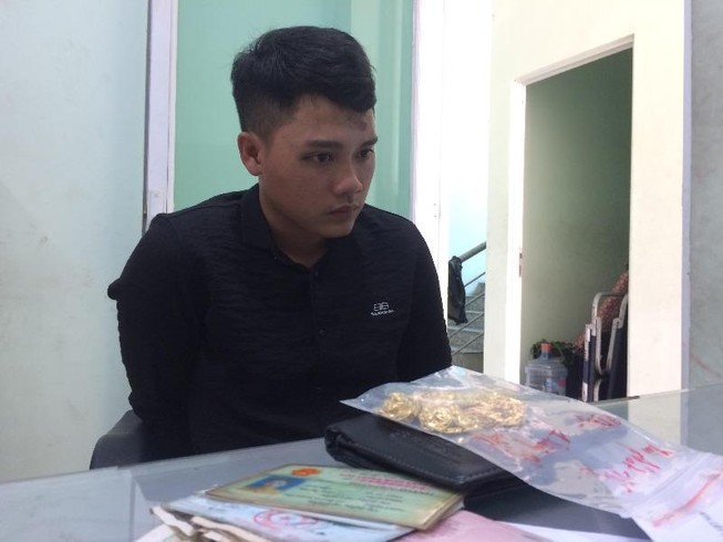 Người dân vây bắt nghi phạm cướp vàng ở Bình Dương