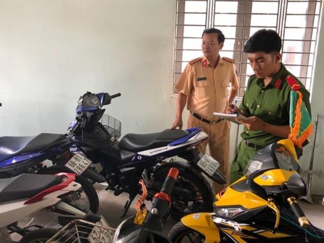 Bình Dương: Hàng chục quái xế tụ tập đua xe trong đêm
