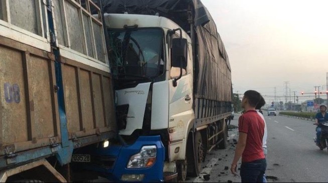 Dừng lại vá vỏ, tài xế xe tải ở Bình Dương bị tông chết thảm