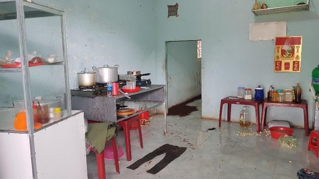 Bị đánh khi đang cầm dao, người vợ tấn công làm chồng tử vong