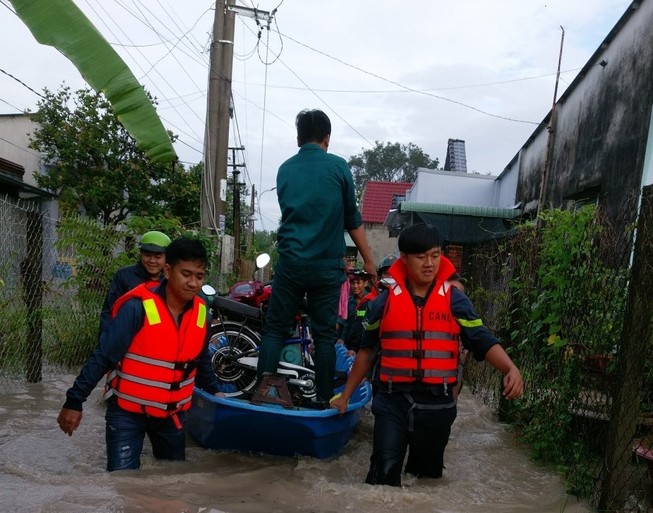 Hàng trăm chiến sĩ công an giúp dân tránh ngập ở Bình Dương