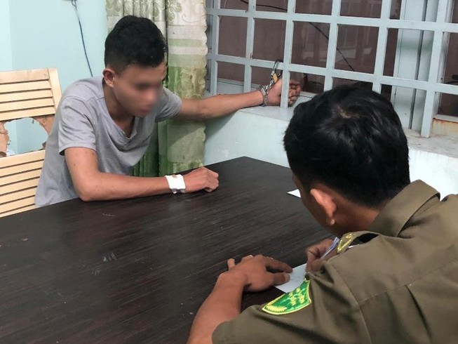 Bình Dương: Hai người phá nóc xe tù bỏ trốn khi dừng đèn đỏ