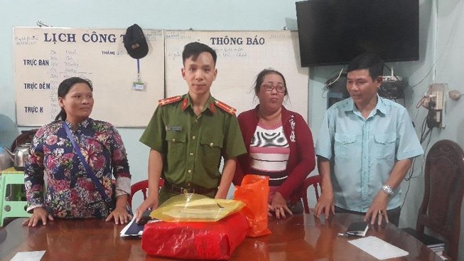 Bà vé số trả chiếc túi đầy tiền vàng cho người đánh rơi
