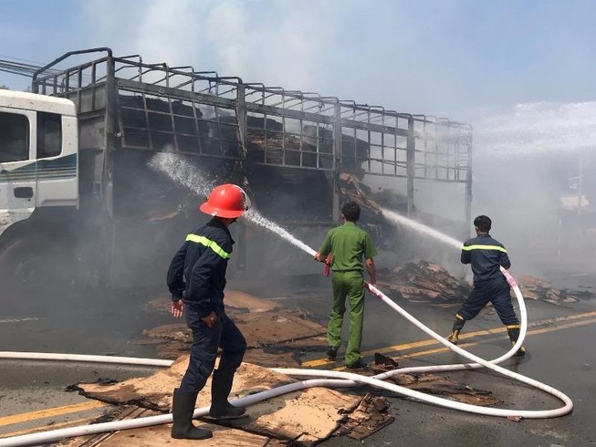 Xe tải chở giấy bốc cháy ngùn ngụt trên đường