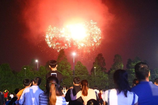 Pháo hoa rực rỡ, chào mừng trung tâm thương mại thế giới