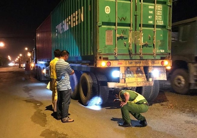 Xe container cán chết người rồi bỏ chạy