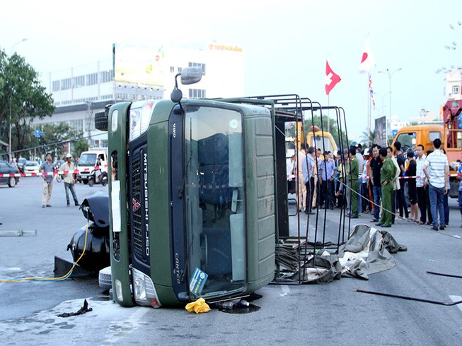 Va chạm, xe Cảnh sát PCCC Đà Nẵng lật nhào trên phố