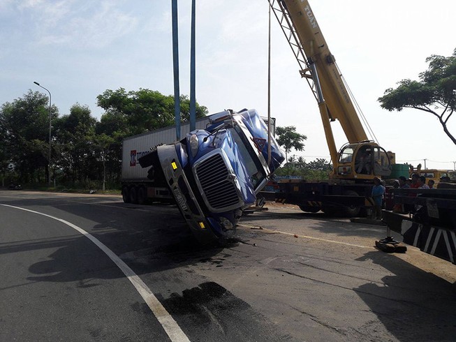 Xe đầu kéo 'gãy cổ', giao thông ùn tắc 2 tiếng