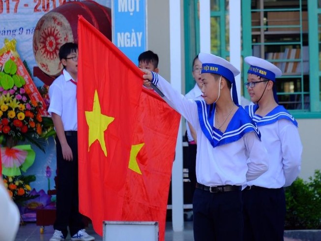 Trường Hoàng Sa rộn ràng khai giảng năm học mới