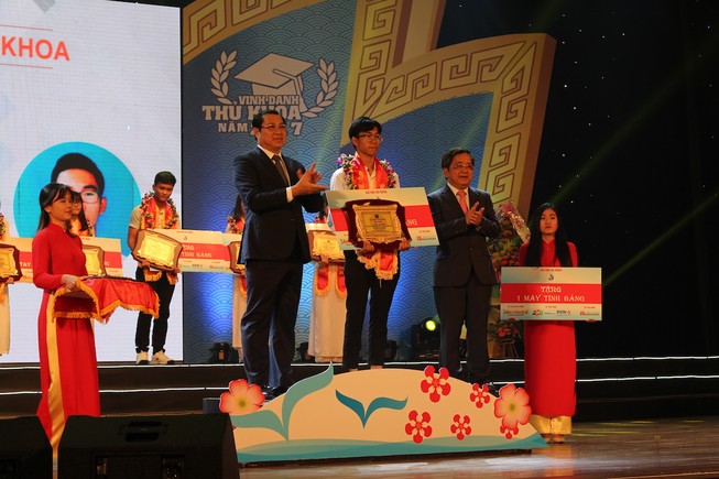 ĐH Đà Nẵng vinh danh 11 tân thủ khoa