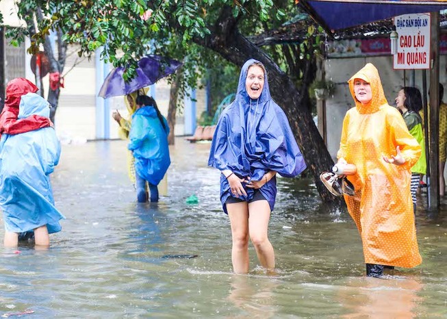 Chùm ảnh: Khách Tây bì bõm lội nước ở Hội An