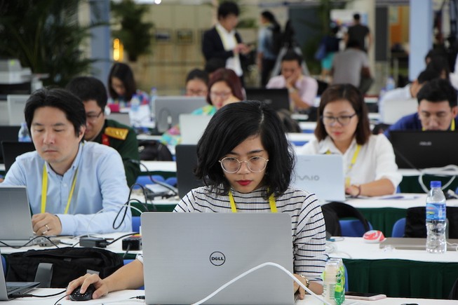 Hàng ngàn nhà báo miệt mài tác nghiệp tại APEC