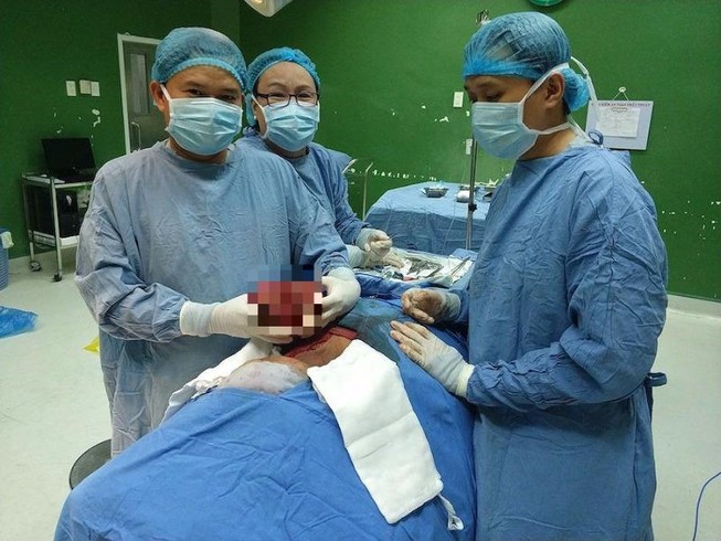 Cắt bỏ khối u 'khủng' chèn mạch cổ cho bệnh nhân
