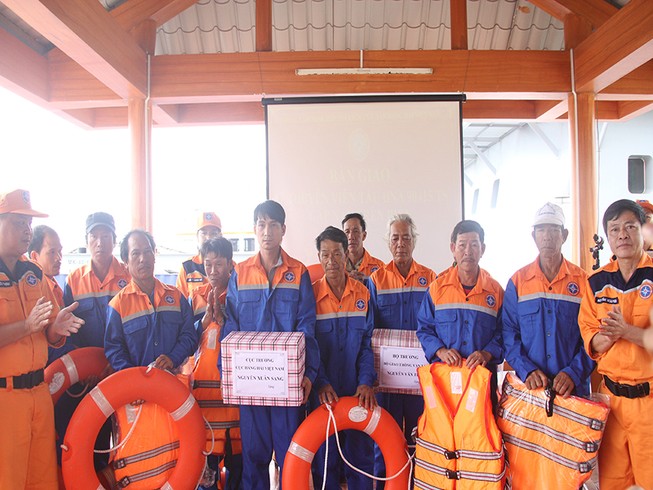 Vượt sóng, cứu 11 ngư dân giữa đêm trôi trên biển