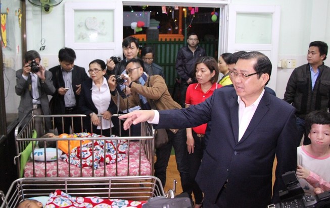 Chủ tịch Đà Nẵng lì xì trẻ mồ côi