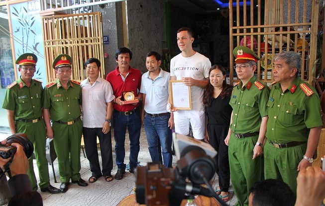 Bộ Công an tặng bằng khen hai ông Tây cứu trẻ trong đám cháy