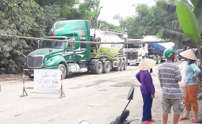 Sợ chết vì ô nhiễm, dân rào đường chặn xe ben