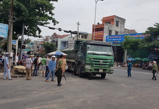Cụ ông 93 tuổi đi xe đạp chết thảm dưới bánh xe ben
