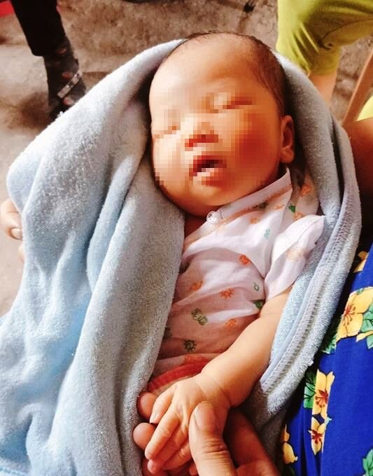 Bé gái 10 ngày tuổi bị bỏ rơi giữa cầu