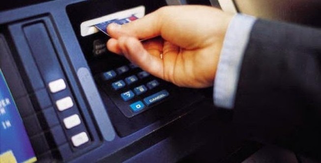 Mất tiền vì dán mật khẩu sau thẻ ATM