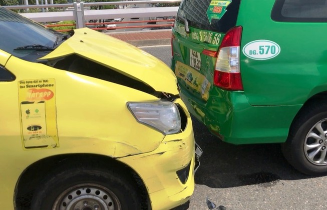 Đà Nẵng: Taxi húc nhau liên hoàn trên cầu Sông Hàn