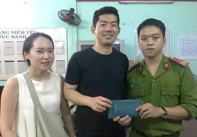 Công an Đà Nẵng trả lại ví cho du khách Hàn Quốc