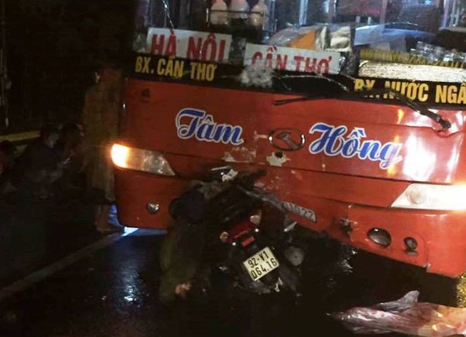 Tông trực diện xe khách, 2 mẹ con chết thảm