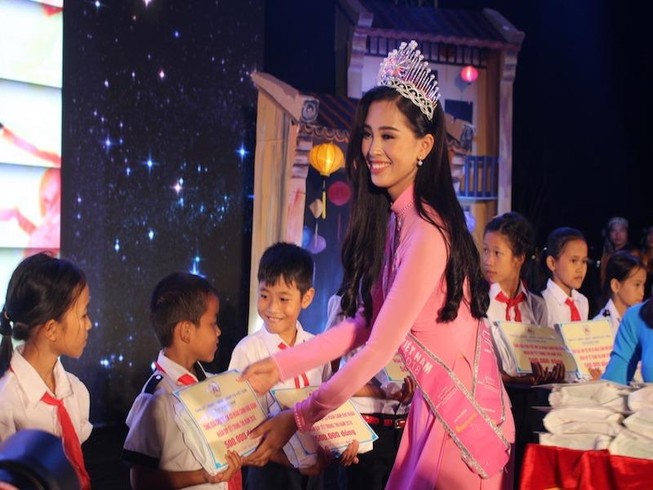 Hoa hậu Trần Tiểu Vy vui Trung thu cùng trẻ em nghèo
