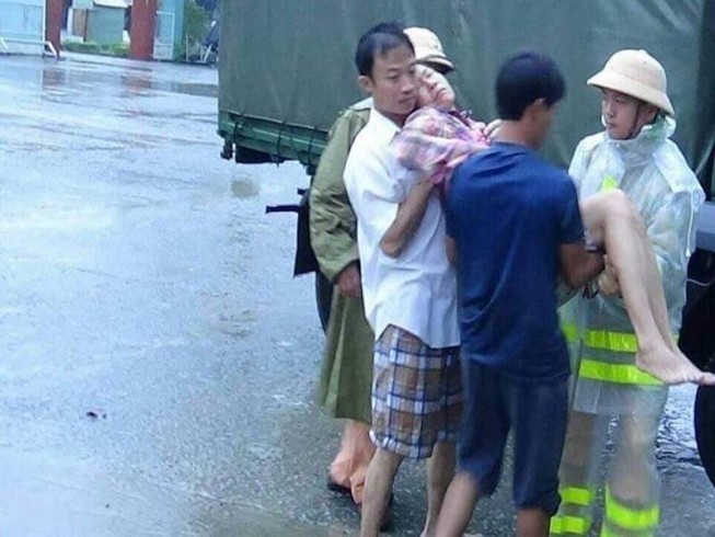 Giải cứu một gia đình bị ngạt khí gas trong lũ