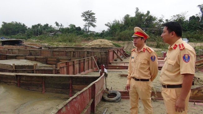 Mật phục bắt 5 ghe hút cát trộm trong đêm