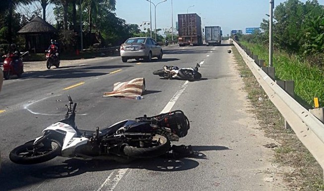 Nữ du khách nước ngoài chết thảm dưới bánh xe đầu kéo