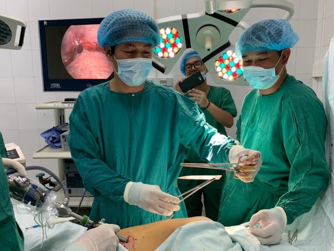Cứu sống ngoạn mục người đàn ông bị dao đâm xuyên ngực