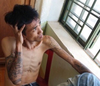 Thanh niên ngáo đá đập phá nhà dân