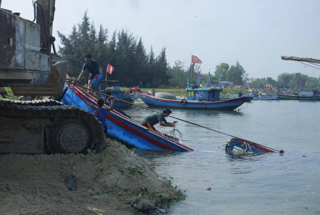 Sóng đánh chìm 2 tàu cá ở Quảng Ngãi