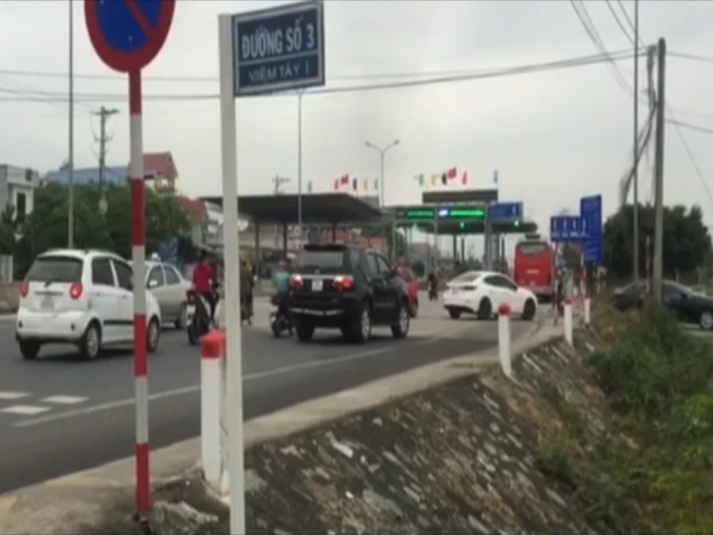 Ô tô nối đuôi chạy ngược chiều 'né' trạm thu phí QL1A