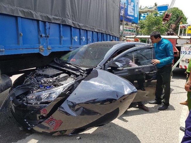 Xe tải cuốn ô tô con vào gầm