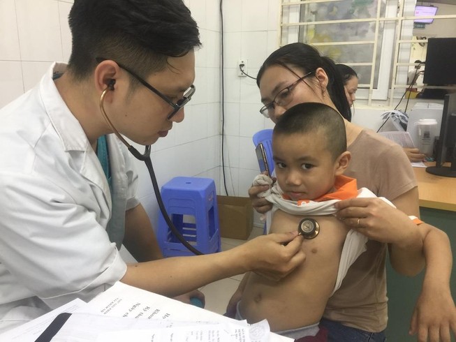 Miền Trung: Hàng ngàn trẻ em nhập viện mỗi ngày vì nắng nóng