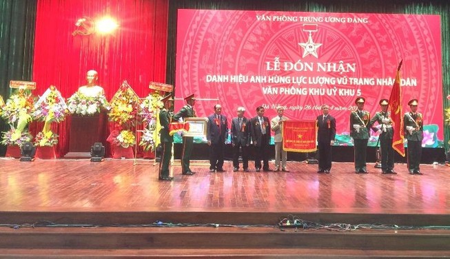 Văn phòng Khu ủy Khu 5 đón nhận Danh hiệu anh hùng