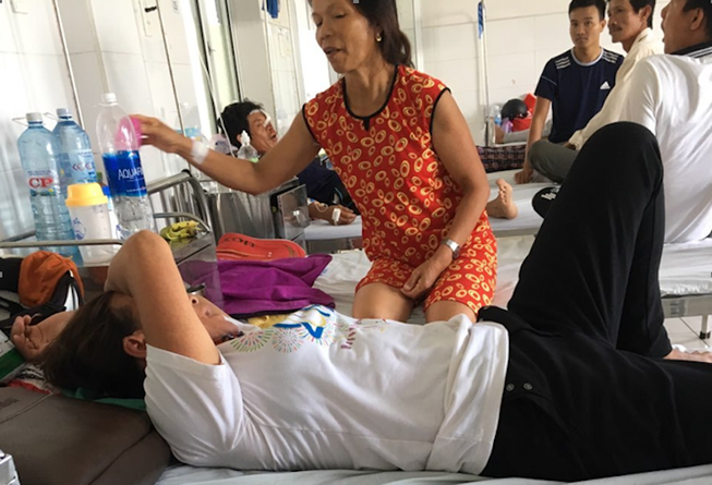 Côn đồ xông vào đánh nữ chủ nhà chấn thương não