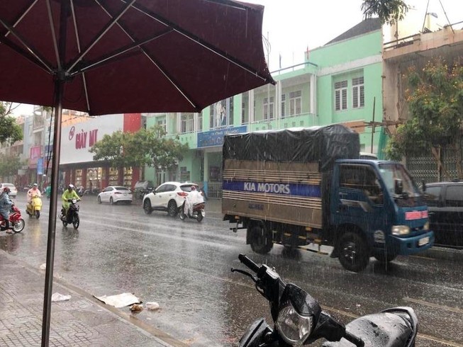 Đà Nẵng mưa lớn tầm tã sau nhiều ngày nắng gay gắt