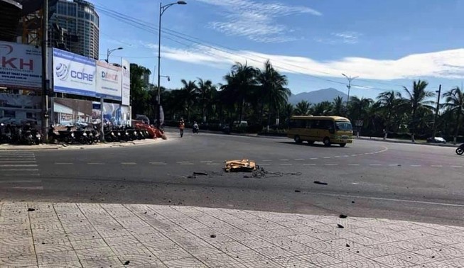 Móc cẩu tháp rơi từ tầng 23 xuống đường
