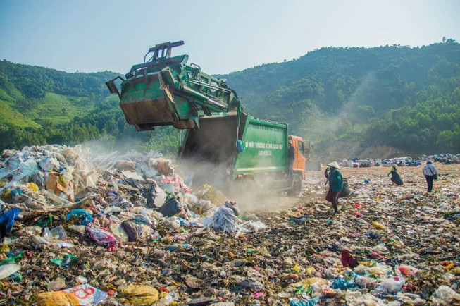 Đà Nẵng: Rác chất đống trong phố vì bất cập đủ đường