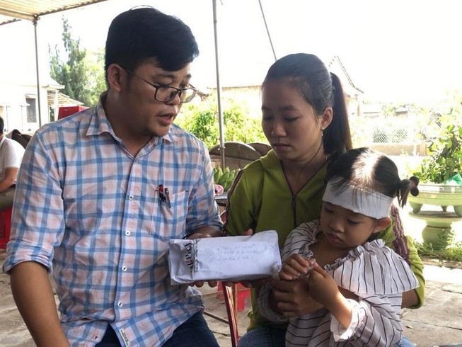 Trao số tiền hơn 100 triệu đồng cho gia đình anh Khải