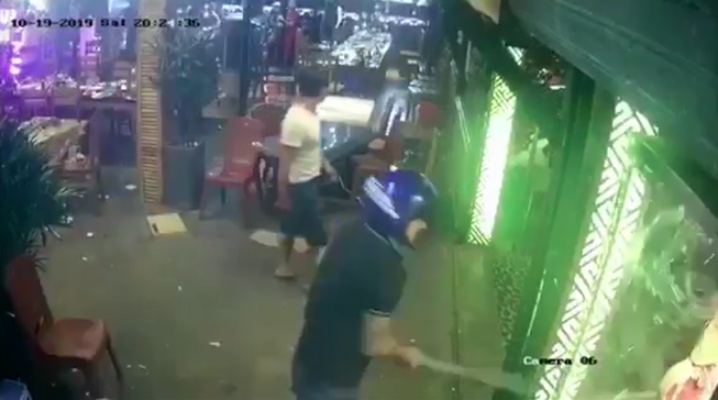 Đập phá tưng bừng quán Dê Nghĩa rồi ra đầu thú
