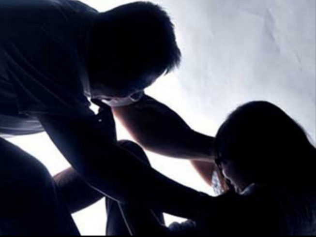 Thiếu niên 14 tuổi xâm hại con gái ông chủ